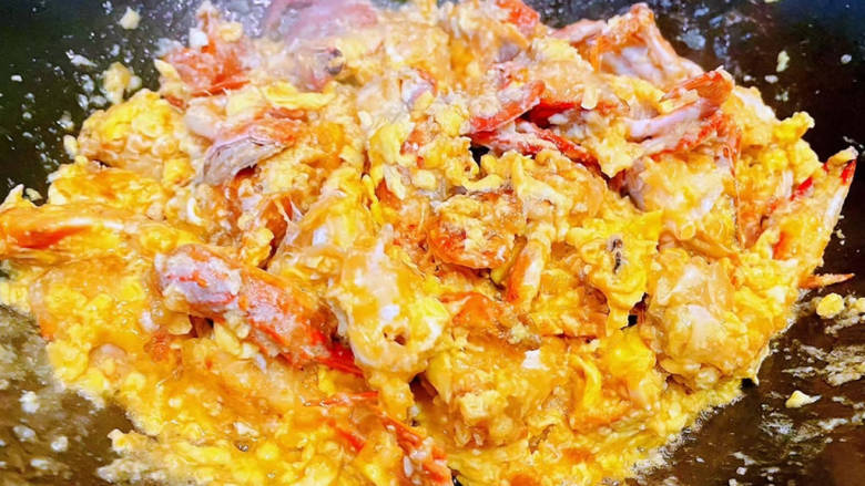 家常炒螃蟹,炒至鸡蛋和螃蟹完全融合在一起入味即可出锅享用