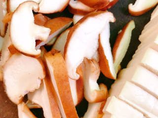 虾仁豆腐煲,香菇切厚片