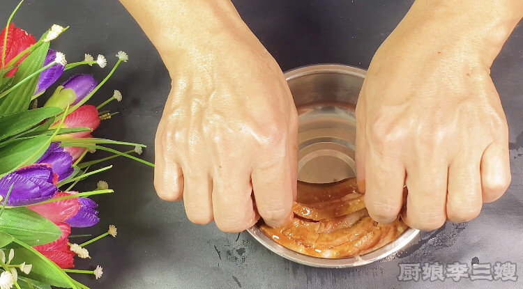 简单又好吃的梅菜扣肉的制作方法,把肉码在碗里