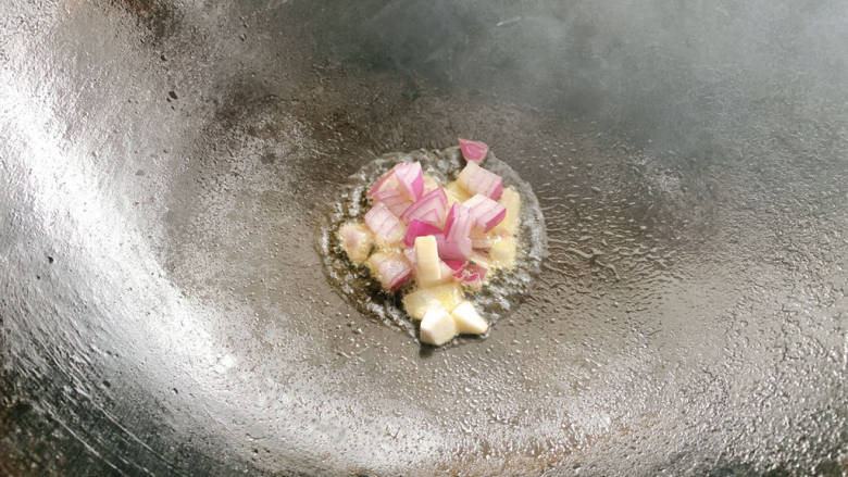 杏鲍菇炒鸡丁,锅烧热油，加入洋葱爆炒出香味