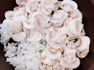 蘑菇鸡肉浓汤,再放入口蘑、洋葱翻炒均匀。