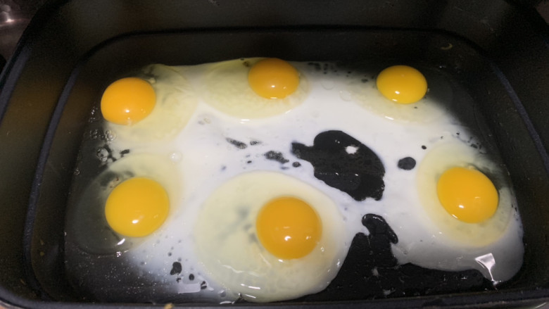 酱卧鸡蛋,放油放鸡蛋