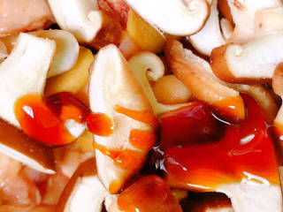 姜葱冬菇蒸滑鸡,放入蚝油