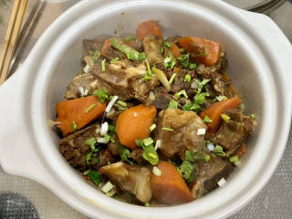 红烧羊肉煲➕胡萝卜煲羊排,撒上葱末香菜末，即可上桌享用