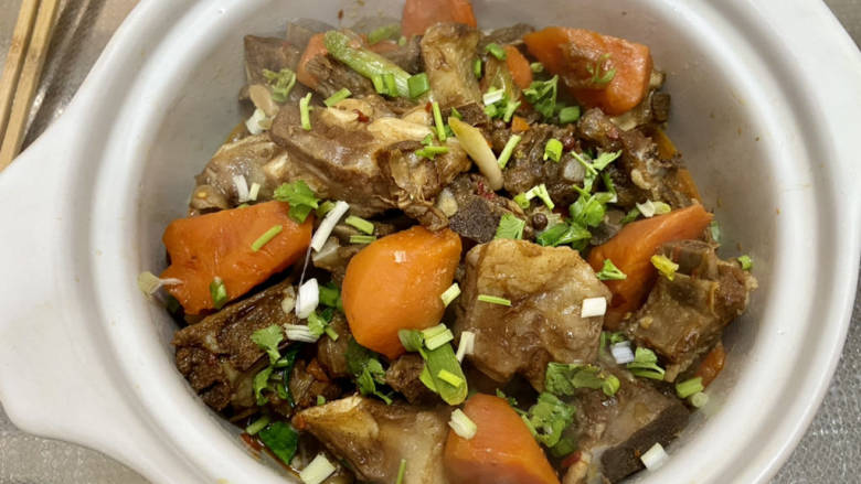 红烧羊肉煲➕胡萝卜煲羊排,撒上葱末香菜末，即可上桌享用