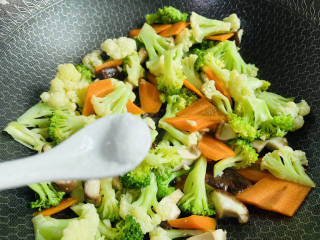 杂炒蔬菜,根据个人口味加入适量盐