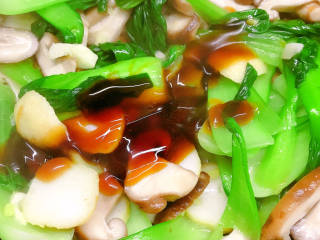 香菇炒上海青,放入蚝油。