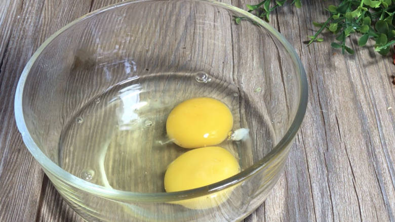 饼干酥皮可可泡芙,鸡蛋打入碗中，搅打成蛋液备用