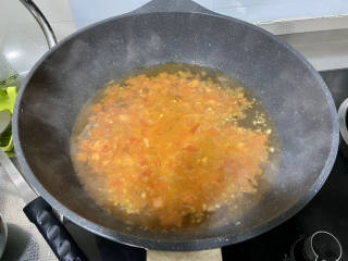 驱寒汤➕酸辣暖胃驱寒汤,加入适量的热水煮开