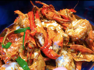 家常炒螃蟹,将螃蟹炒熟，调料都炒匀，但也不要来回翻炒。