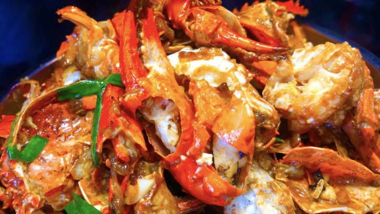 家常炒螃蟹,将螃蟹炒熟，调料都炒匀，但也不要来回翻炒。