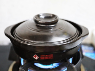 虾仁豆腐煲,盖上锅盖，中火煮5分钟
