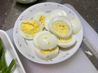 鸡胸肉蔬菜沙拉,煮好的鸡蛋过冷水剥壳切片