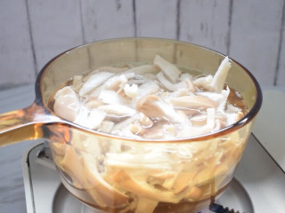 酥炸蘑菇,锅中烧开水放入鲜蘑菇