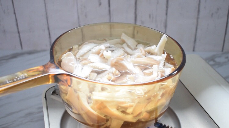 酥炸蘑菇,锅中烧开水放入鲜蘑菇