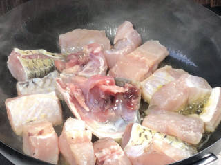 香煎糍粑鱼,起锅热油，放入鱼块，先不要翻动，中火，煎至出香味翻面