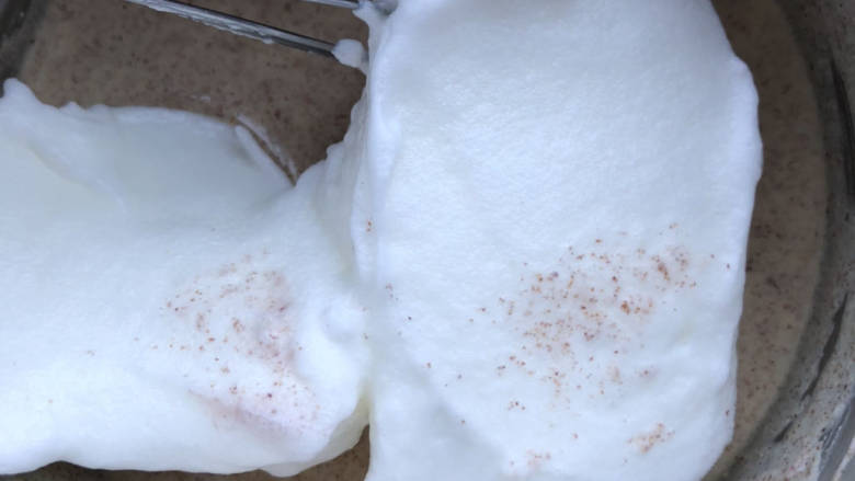 全麦无糖酸奶戚风,取小部分蛋白放入蛋黄面糊中。