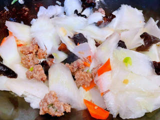 白菜烩小酥肉,放入白菜梗炒出水份再放入胡萝卜、木耳、小酥肉