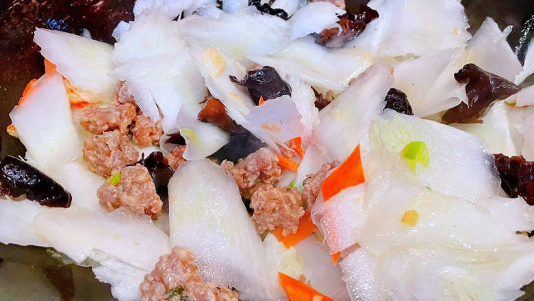 白菜烩小酥肉,放入白菜梗炒出水份再放入胡萝卜、木耳、小酥肉