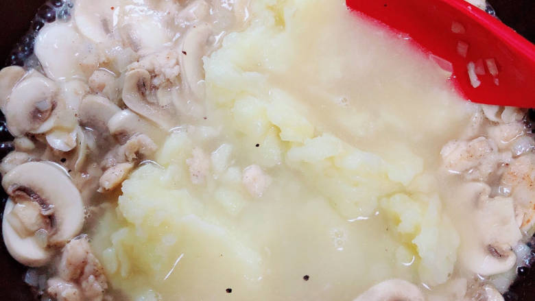 蘑菇鸡肉浓汤,再加入适量开水，炒匀。