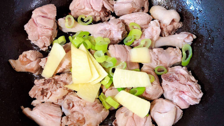 香菇烧鸭肉,放入葱姜翻炒均匀。