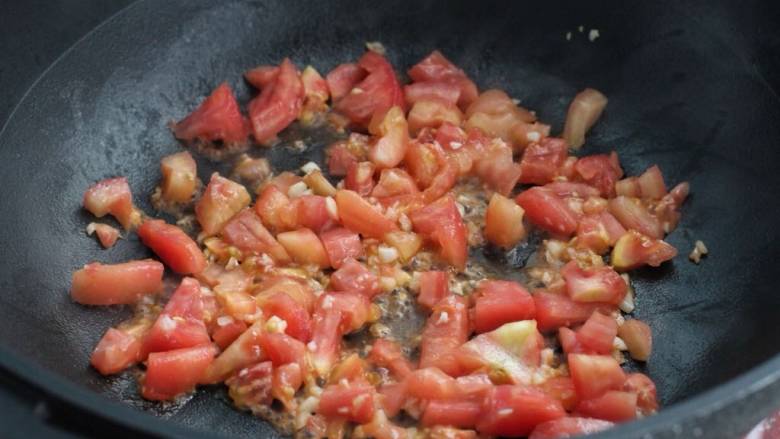 白菜卷肉,锅中倒入少许食用油烧热，炒香蒜末再放入番茄翻炒均匀。