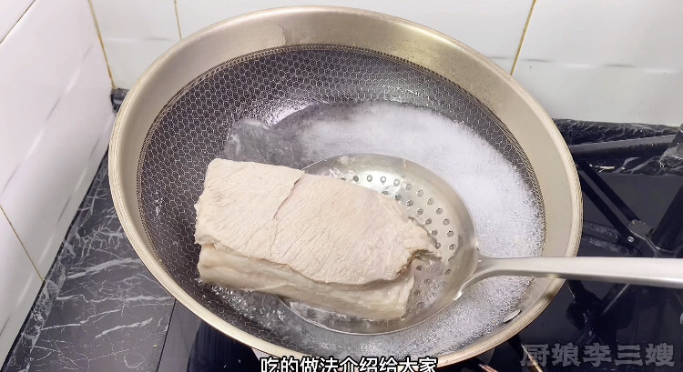 简单又好吃的梅菜扣肉的制作方法,捞出来控干水分