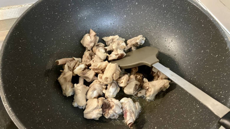 香菇烧鸭肉➕香菇山药烧鸭肉,热锅冷油，下鸭块，中火煸炒出油脂