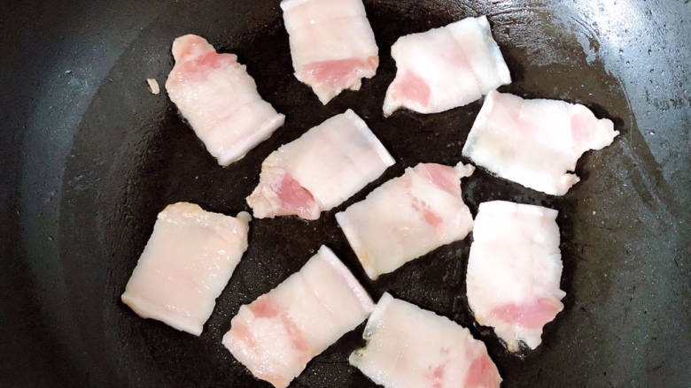 五花肉炒黄瓜,锅中放入五花肉，练出猪油。