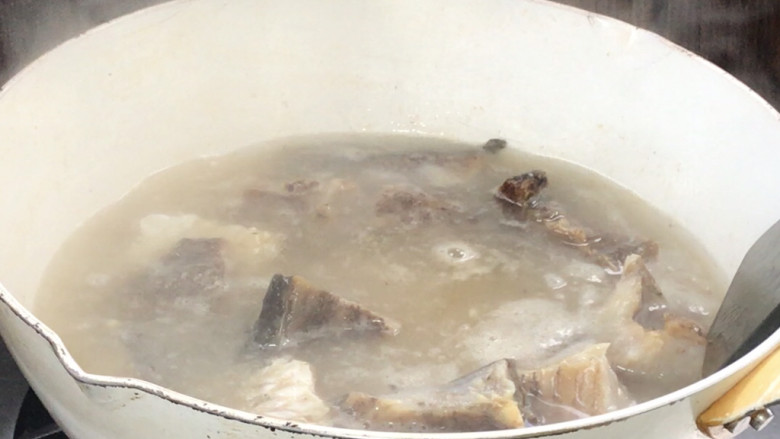 干锅腊鱼,接着放入腊鱼，中火煮至沸腾，捞出沥水备用