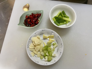 炝炒藕片,干辣椒去籽剪小段，小葱葱白切末，葱叶切段，姜切丝，蒜切片