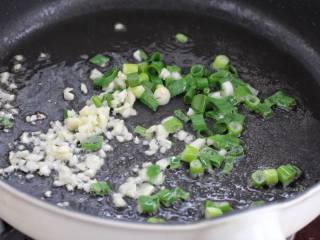 家常拌面,锅中再放适量食用油烧至五成热，将葱花和蒜末小火炒出香味。