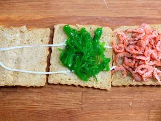 营养早餐火腿三明治,放虾和即食海藻菜
