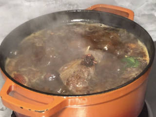 酱炖牛脊骨,放入炖锅中，转小火，盖上锅盖，炖煮2小时以上