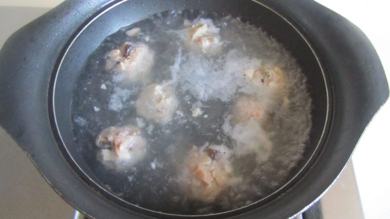 葫芦汆丸汤,烧锅温水，将挤好的肉丸放入里面煮；