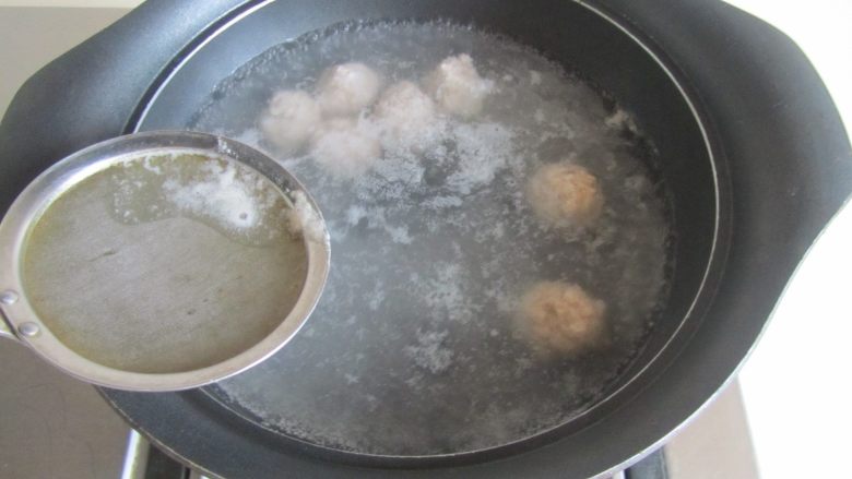 葫芦汆丸汤,煮开后用勺撇去浮沫；