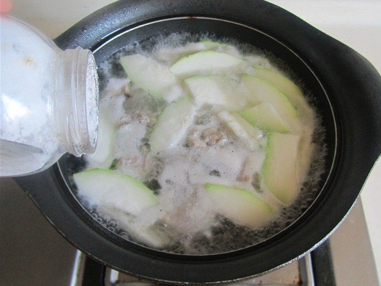 葫芦汆丸汤, 加入适量的盐和胡椒粉调味；