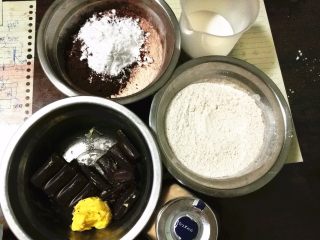 巧克力夹心软欧包,称量可可粉、巧克力、牛奶、酵母粉、盐、糖、