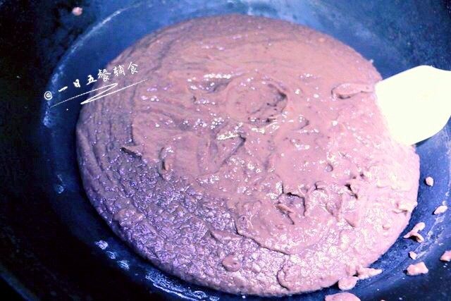 红豆沙馅,看上图，煮好的红豆附带还有一点水，放入料理机里打成细腻的泥状（加水的量根据实际情况决定，水加少了会打不动，水加多了打成的泥比较稀之后炒的费时