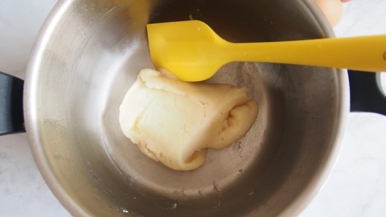 天鹅泡芙,快速搅拌至不粘锅，使面粉全部被烫熟。