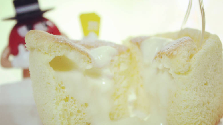 漂亮的流心戚风,戚风蛋糕做法：蛋白滴入柠檬汁，分三次加入25克，蛋白打发到硬性发泡，提起打蛋器有尖角不变形即可。