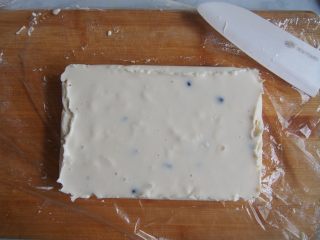 红豆奶油小方,取出后用小刀切成小块。