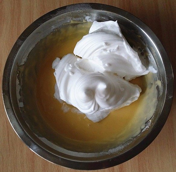 拉花纸杯蛋糕,取1/3蛋白糊至蛋黄盆中，翻拌均匀