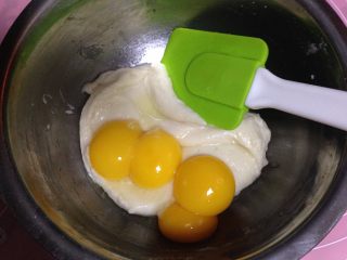 豆乳盒子,加入蛋黄采用翻拌的手法翻拌均匀