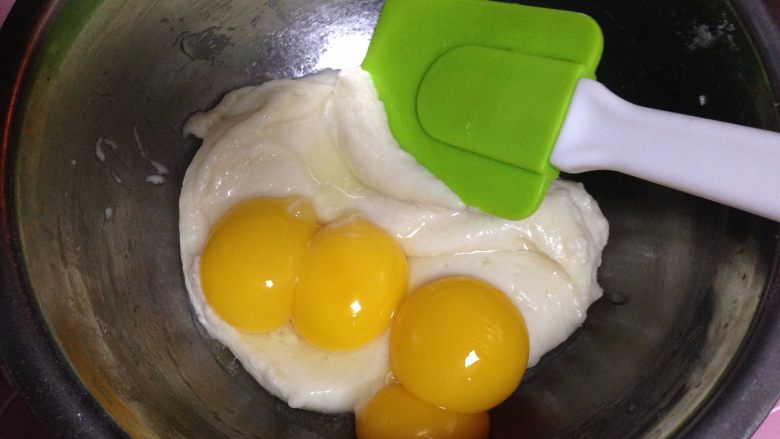 豆乳盒子,加入蛋黄采用翻拌的手法翻拌均匀