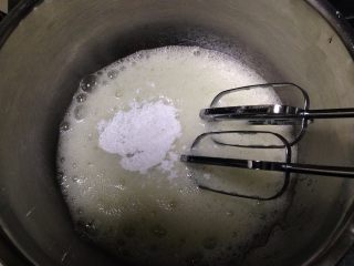 豆乳盒子,蛋清四个加入柠檬汁两滴，分三次加入糖粉30克