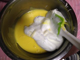 豆乳盒子,打好的蛋白霜舀出1/3入蛋黄糊内，翻拌切拌均匀至无蛋白