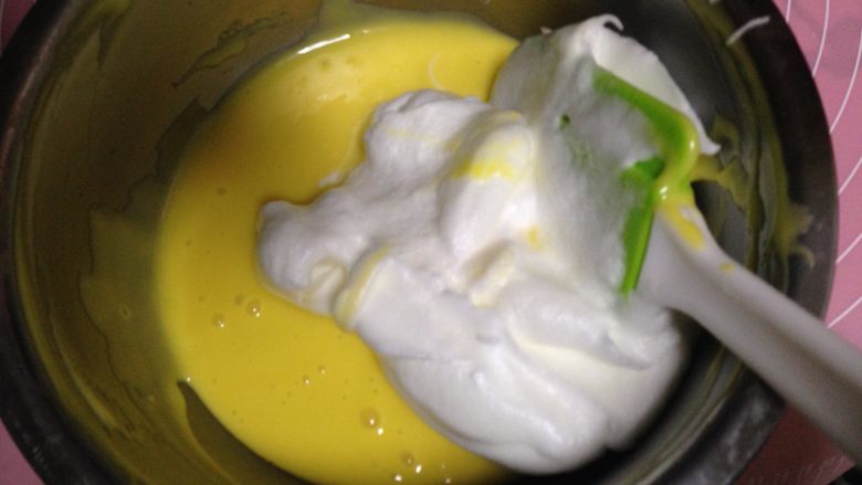 豆乳盒子,打好的蛋白霜舀出1/3入蛋黄糊内，翻拌切拌均匀至无蛋白