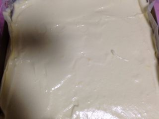 豆乳盒子,翻拌好的蛋糕糊倒入铺好油纸的烤盘内（烤盘规格为28*28），抹平表面