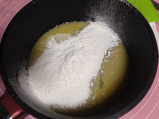 豆乳盒子,筛入面粉20克和淀粉10克拌匀